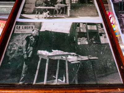 ...ci mostra subito delle foto degli anni 20: ritraggono il fondatore Arciuli davanti a quella che all�epoca era una bancarella...